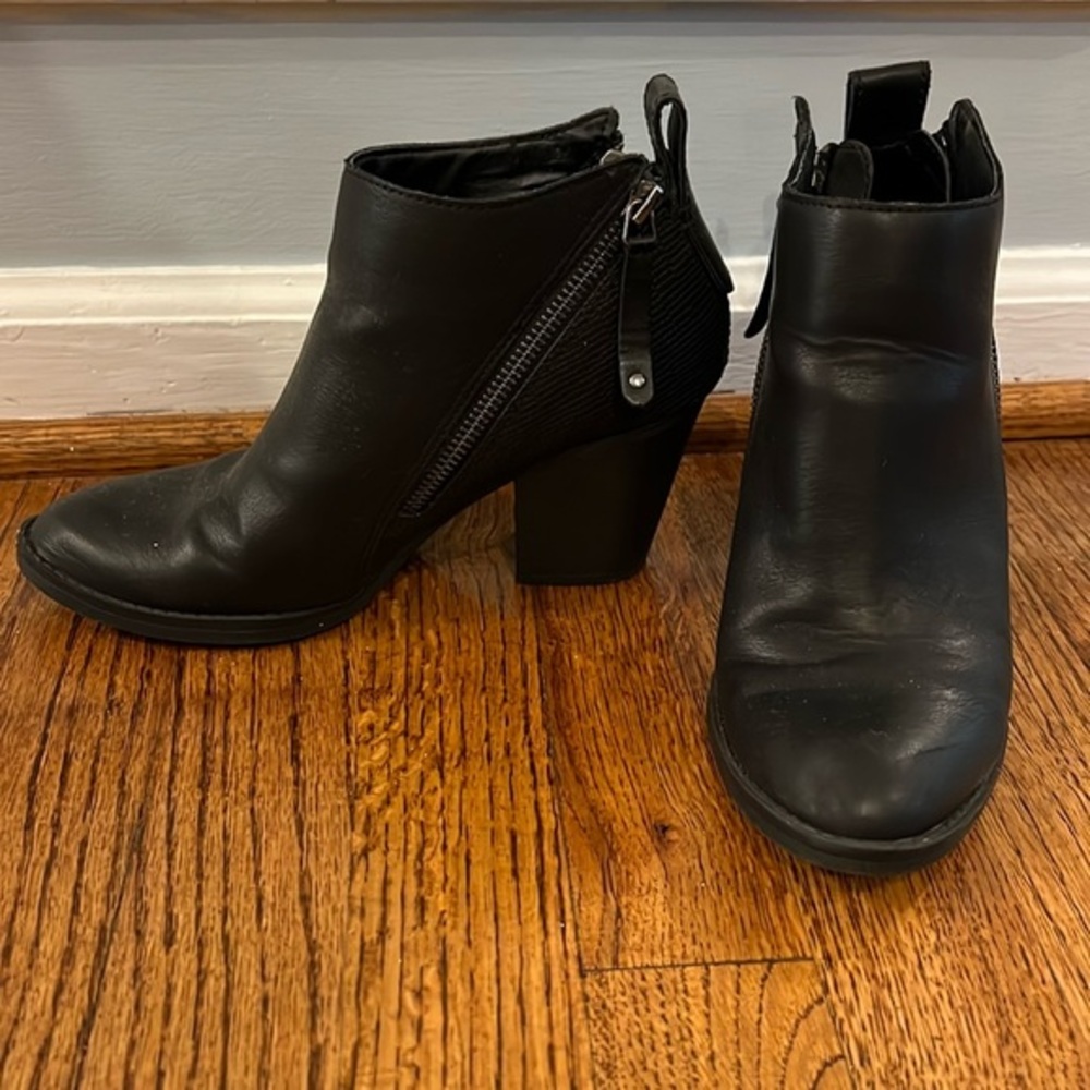 UEC DOLCE VITA BLACK FAUX LEATHER ANKLE BOOTIES